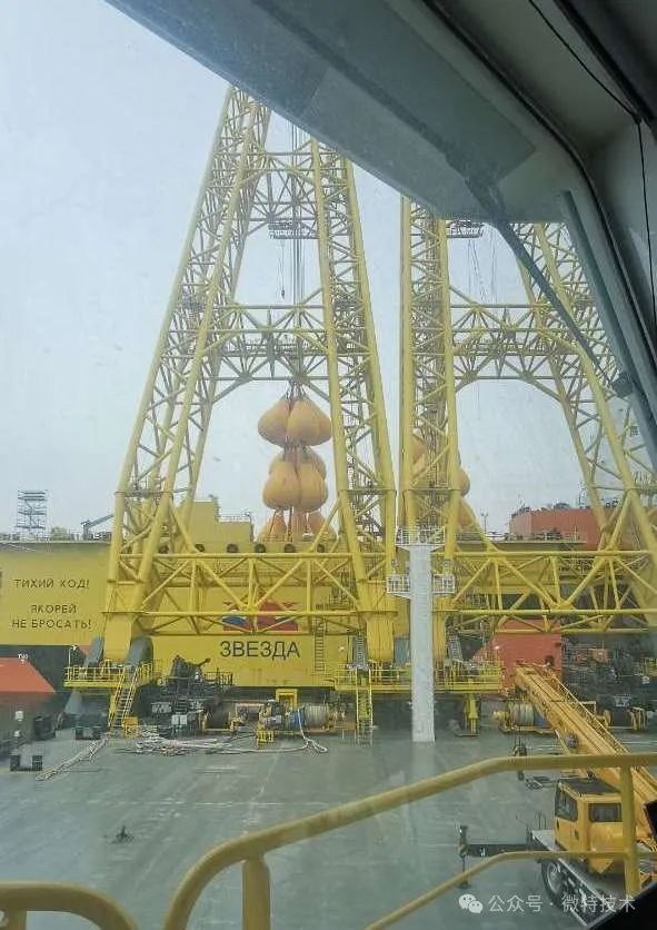 Weite Service 3500T floating crane once again assists the construction of Russia's Zvezda Shipyard